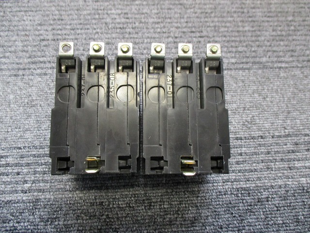 30 Amp Circuit Breaker 3 poles(None) | PARTS Initiative